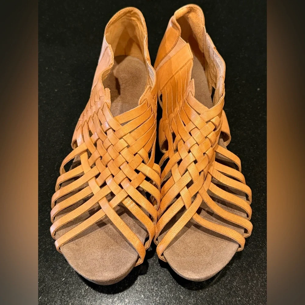 Chocolat Blu Vivienne Sandals, Size 11 - Picture 3 of 13